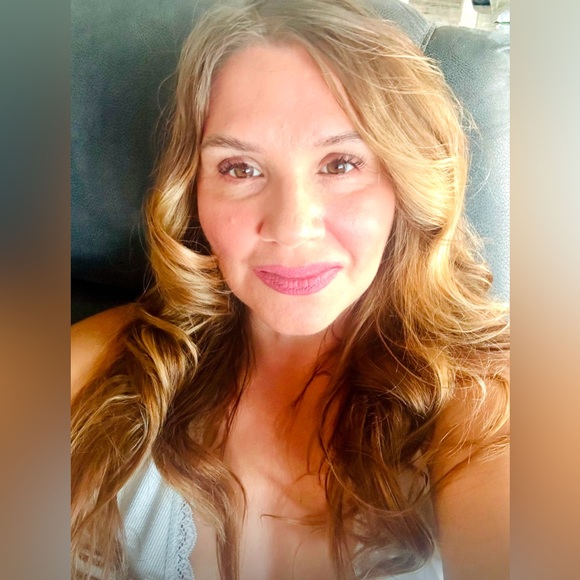 Hi I’m Alexia 👋⭐️⭐️❤️❤️ - Picture 1 of 1